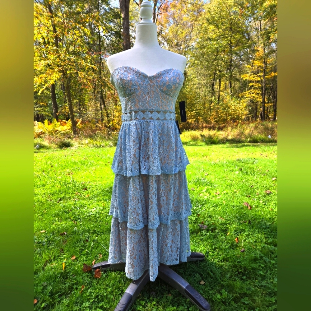 Lulu's Blue Lace Strapless Dress. Size Large.